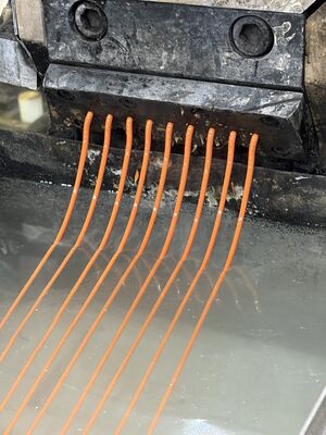 Üretim fiyatı Renk eşleşmesi Yüksek yırtılma dayanıklılığı ve güçlendirilmiş sertliği ile TPU malzemesi Enjeksiyon kalıplama uygulamaları için uygundur